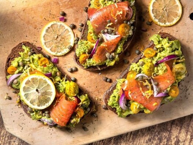 Thực đơn eat clean với bánh mì đen cho bữa sáng giảm cân